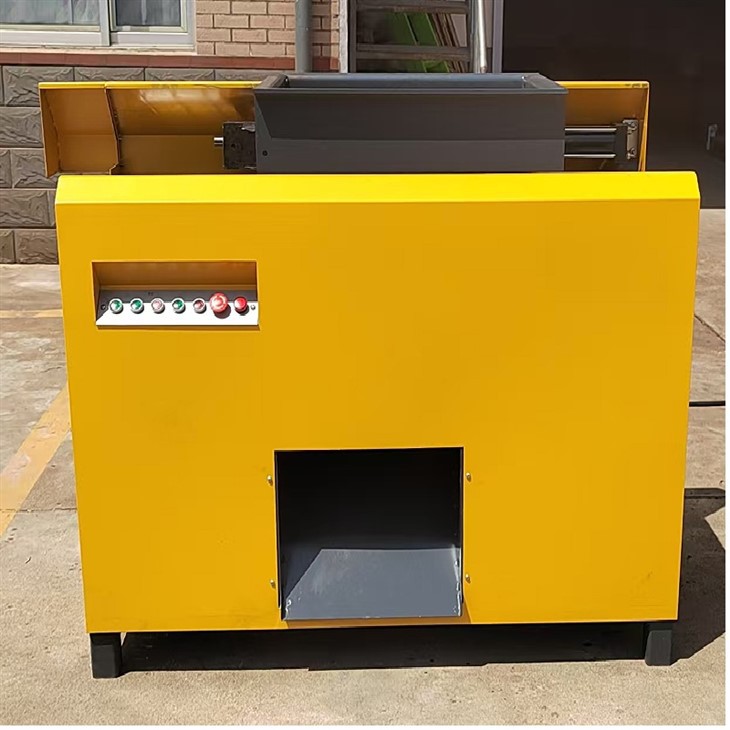 Puidu purustamismasin ja puiduvilla töötlemise masin